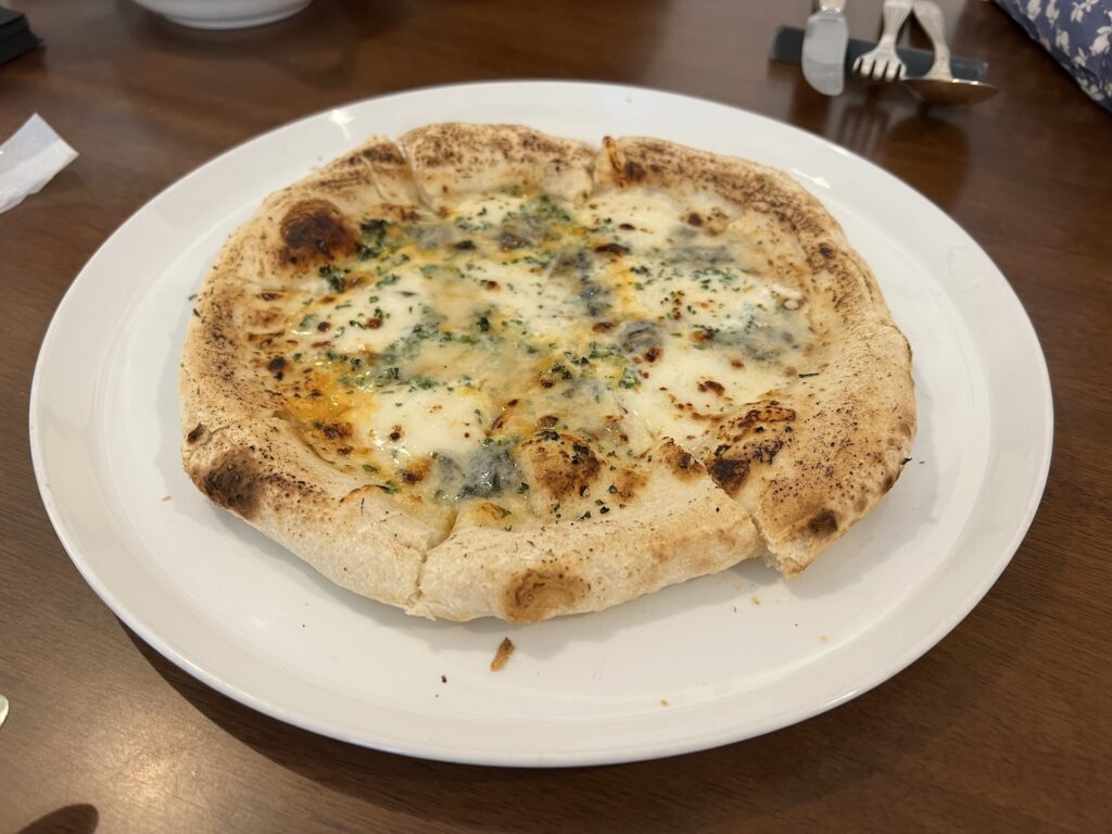 カフェオリーブ クアトロフォルマッジピザ