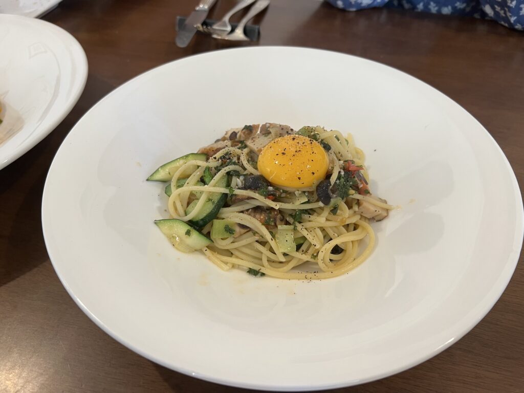 カフェオリーブ 薫製チキンのペペロンチーノパスタ 卵黄のせ