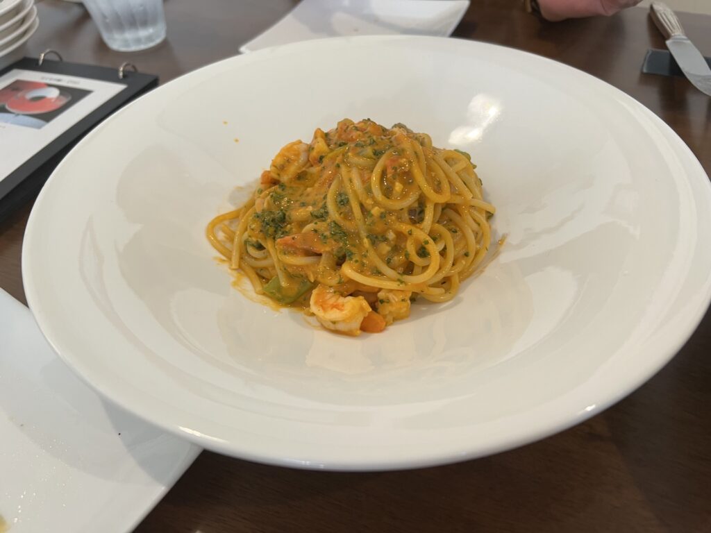 カフェオリーブ トマトソースとモッツァレラ、バジルのパスタ