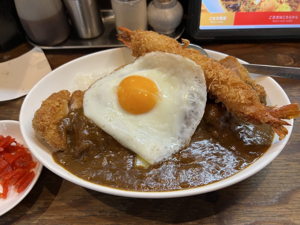 らーめん優月 厚切りカツカレー＋目玉焼き＋エビフライ