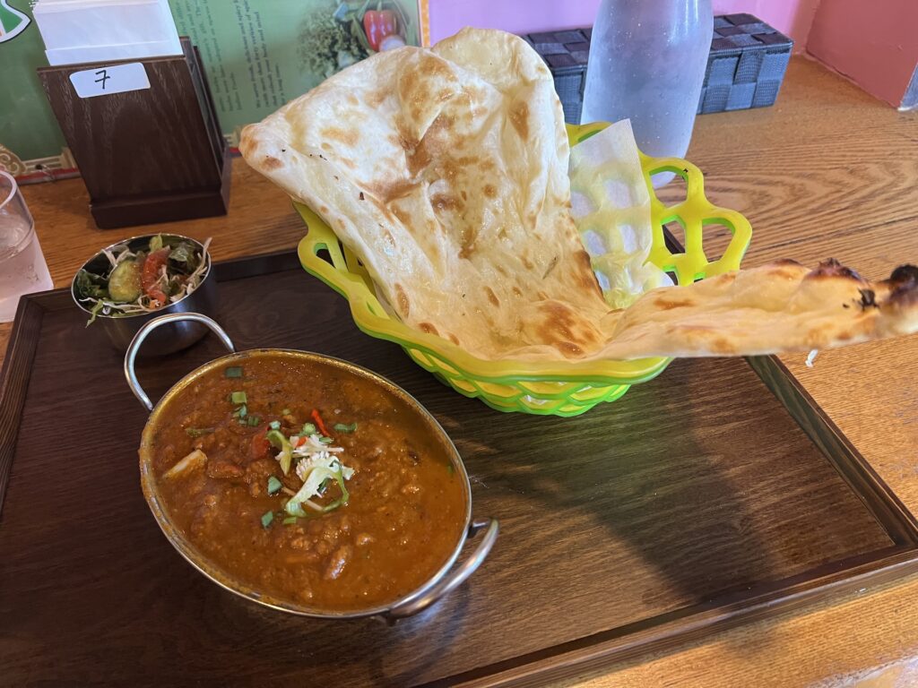モハンディッシュ麻生店 ラムカレー＋サラダ＋プレーンナン