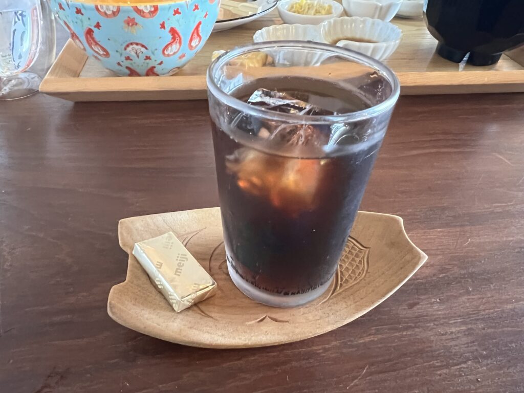ギョウザとカレーのてっちゃん 餃子定食 食後のコーヒーとチョコ