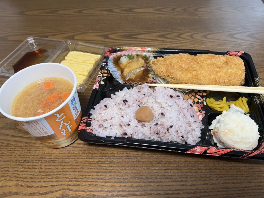 べんとう屋ごはんごはん アジ・ヒレかつ おろしポン酢弁当＋卵焼き＋豚汁