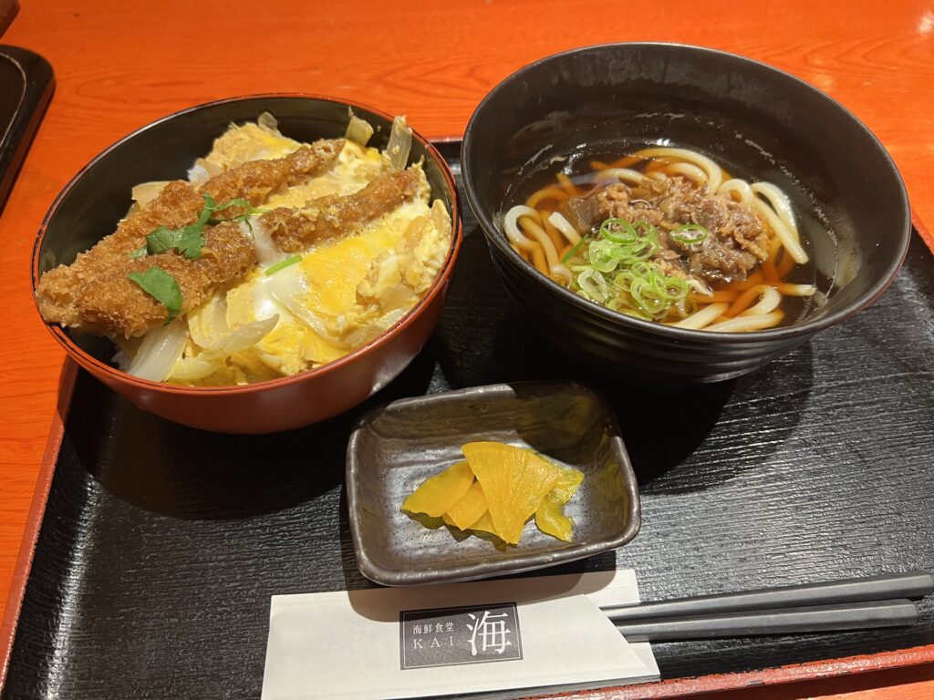 海鮮食堂 海 日替わり エビ卵とじ丼と肉うどんセット