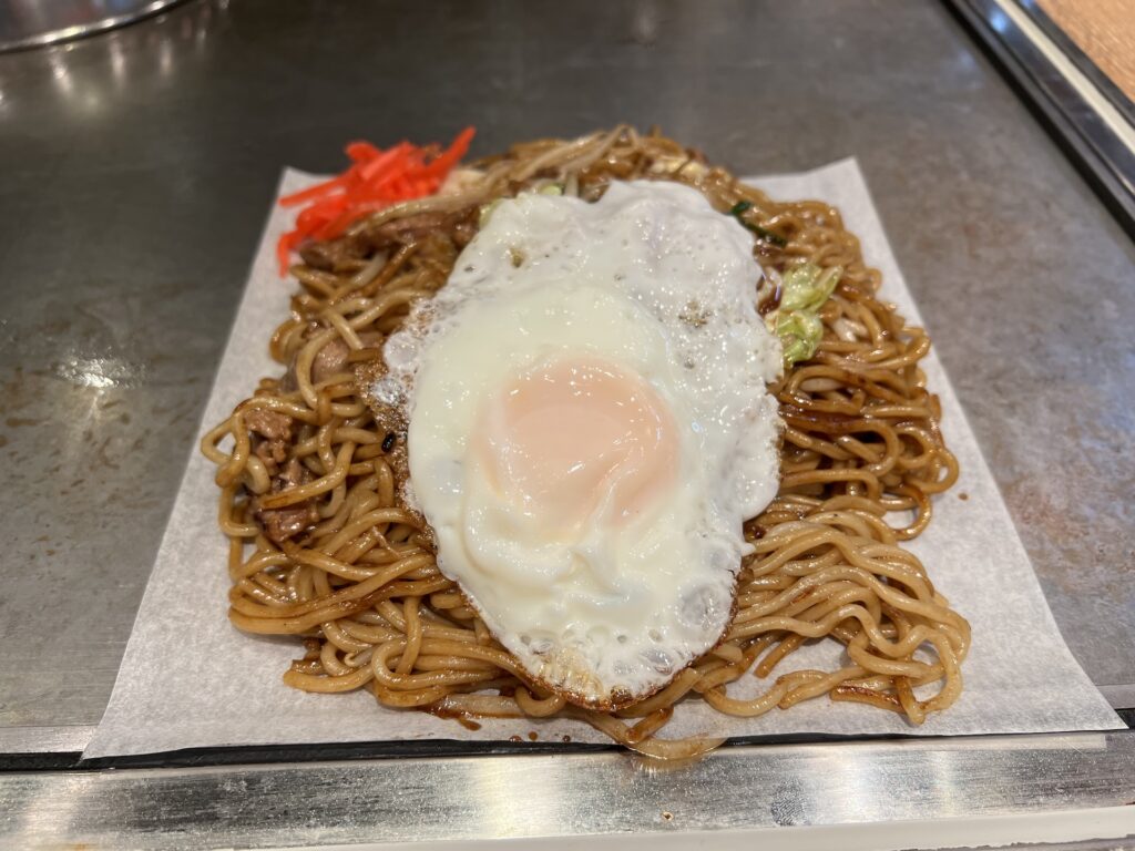 村はし ジンギスカン焼きそば大盛り＋目玉焼きトッピング