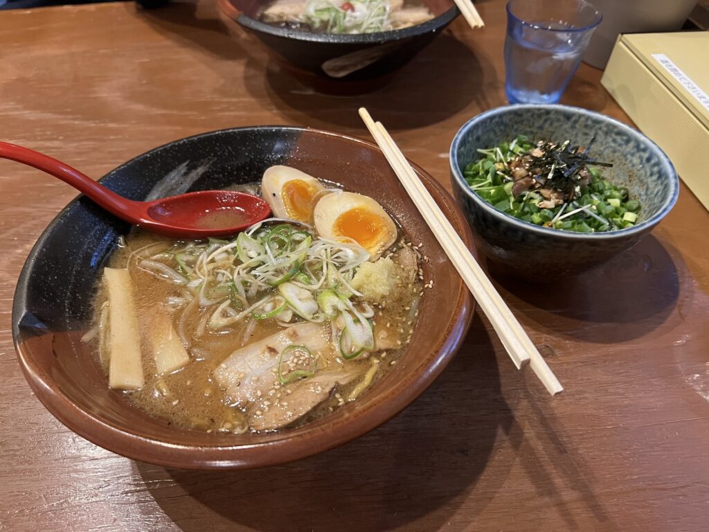 らーめん吉山商店 味噌ラーメン味玉付＋ねぎ肉ごはん