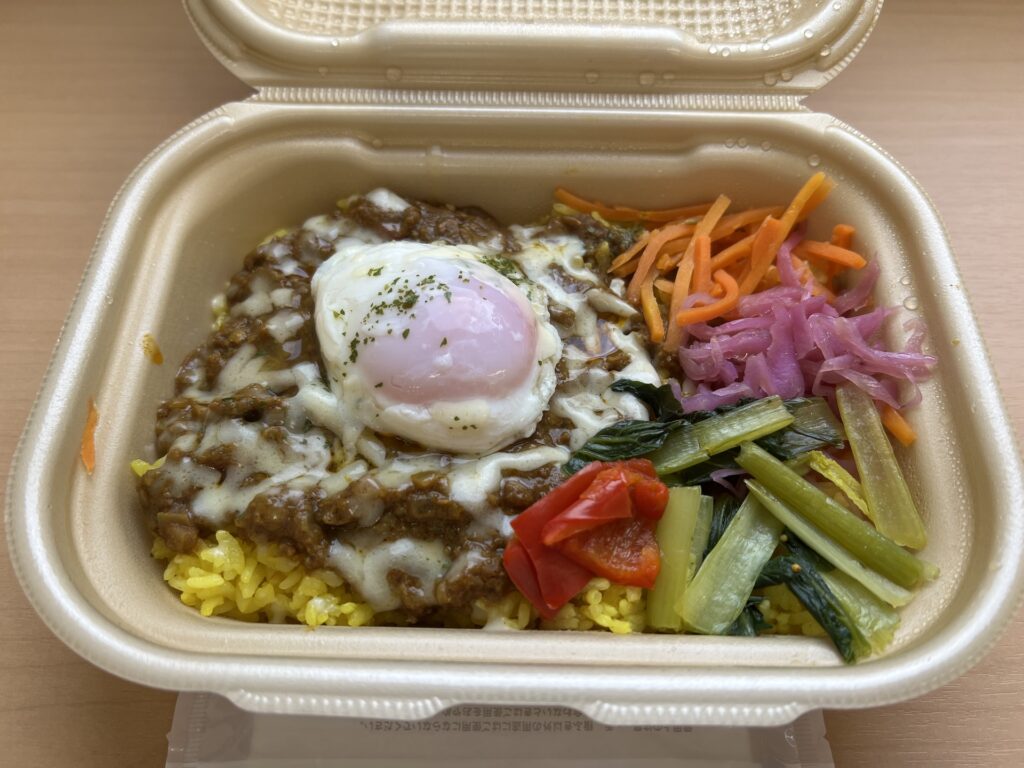 セブンイレブン CAFEBOX スパイス香るキーマカレー 蓋開け