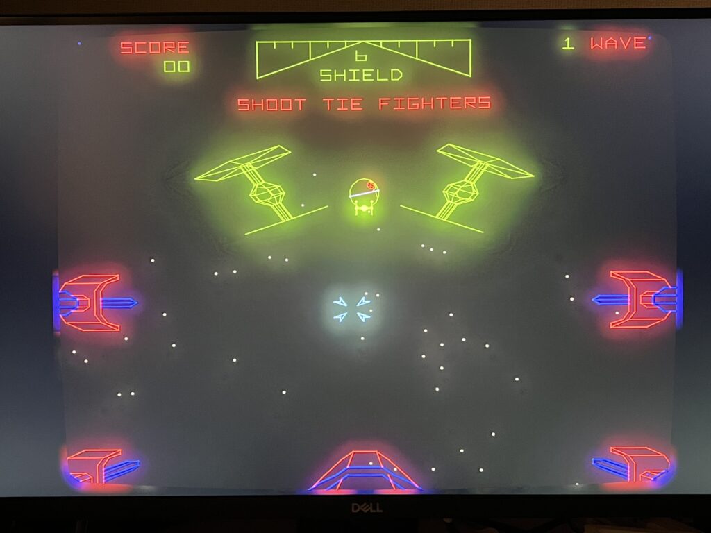 DELL S2721QによるVecBeamMAME STARWARSゲーム画面、明らかにBLOOMが出過ぎ