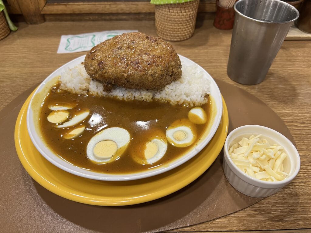 コロンボ 日替わり煮込みハンバーグカレー＋チーズかける前